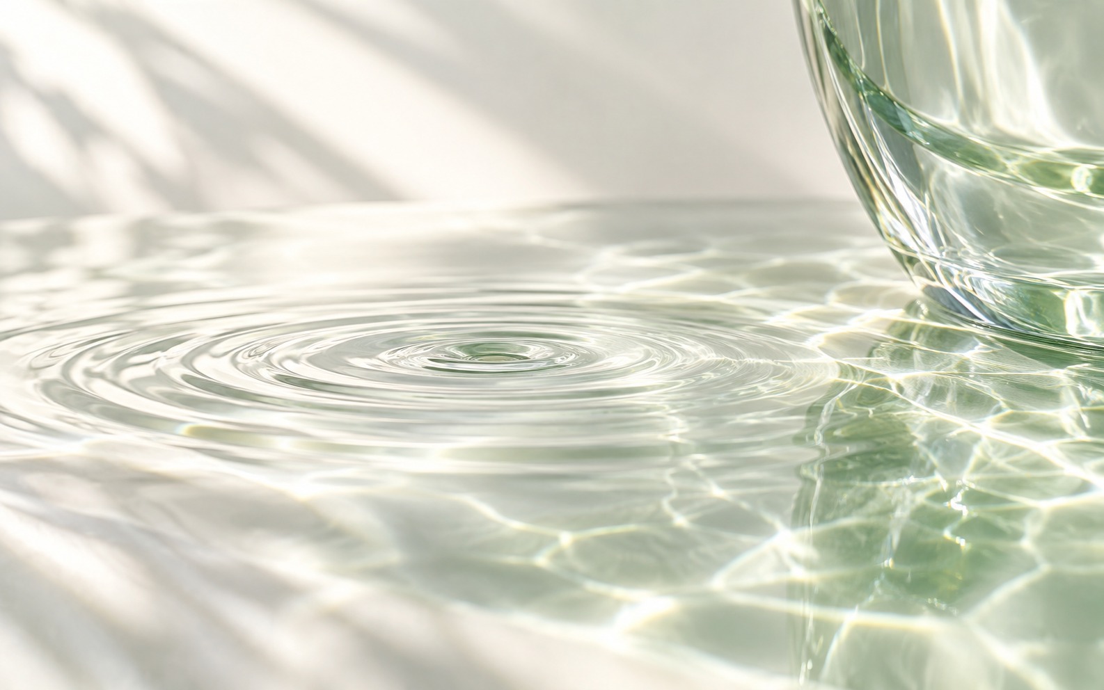 静かな水面と淡いグリーンの光。Amacocoのブランドイメージ（AI生成）